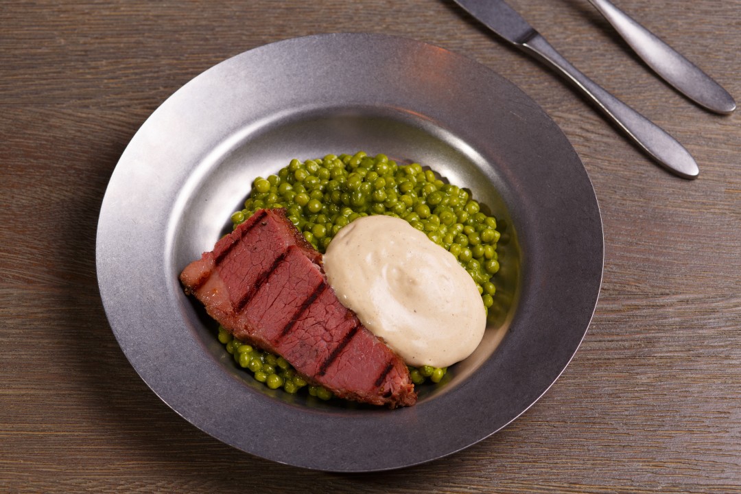 Пастрами с птитимом верде и соусом из пармезана