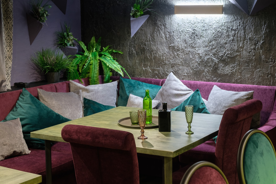 Главный эксперимент в баре - это большое количество цветов и растений