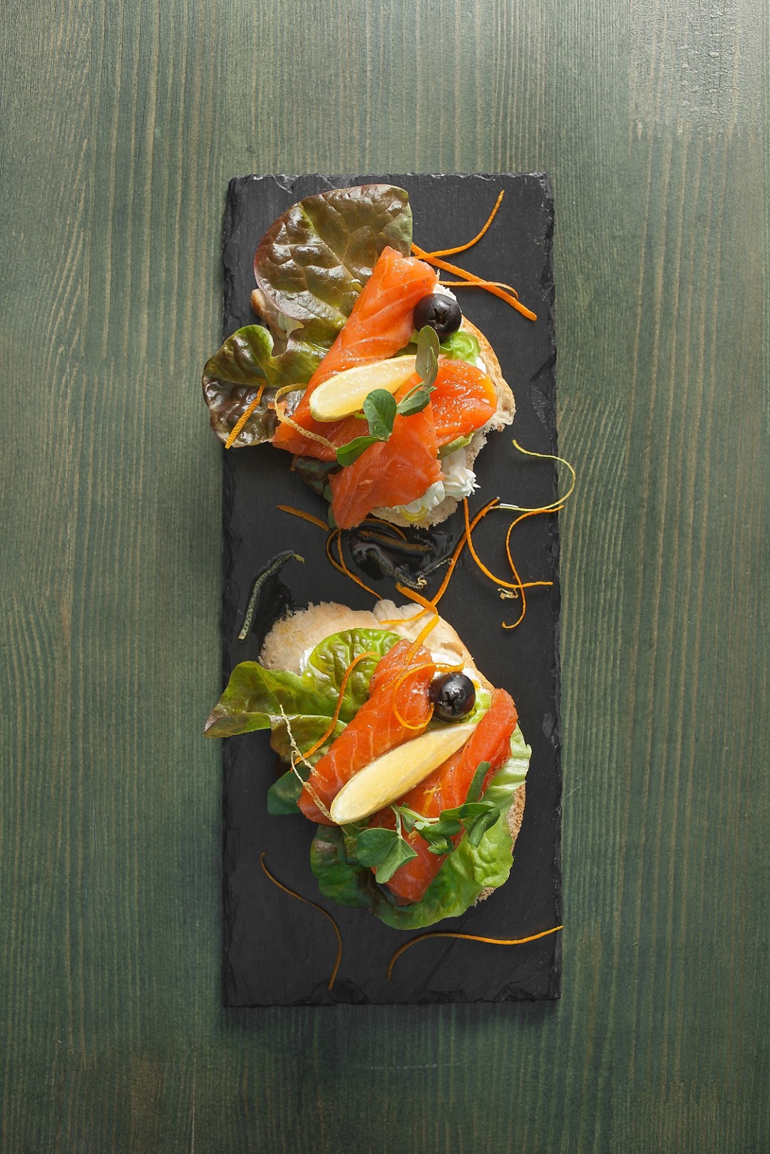 Брускетта со слабосоленым лососем и сливочным сыром