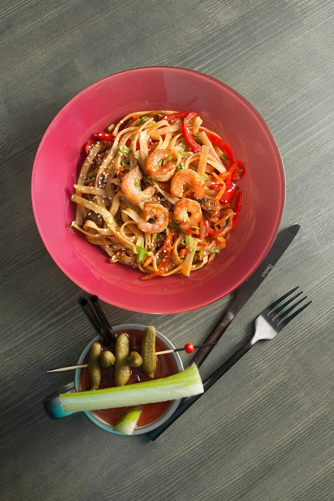 Лапша соба с креветками и овощами