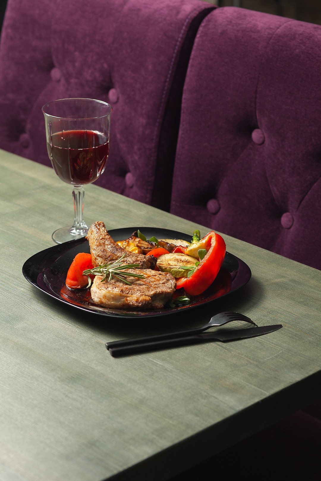 Свиная корейка на кости с овощами гриль