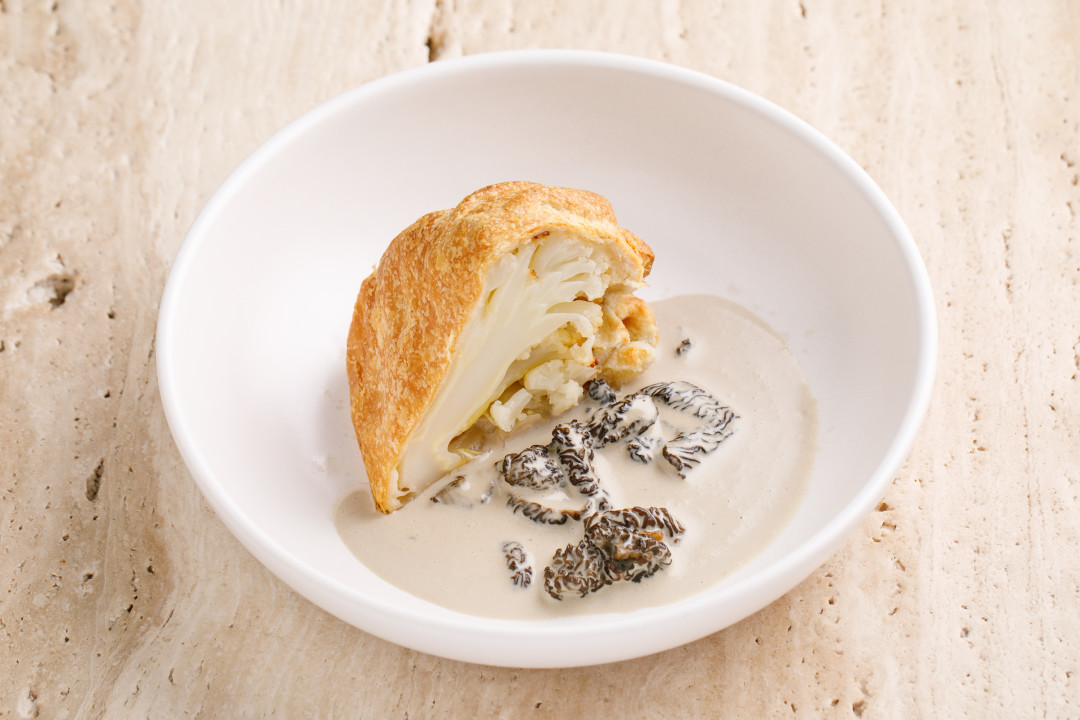 Пирог из цветной капусты с соусом из сморчков