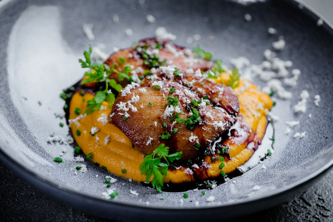 Бедро цыпленка на гриле и крем из корейской моркови, 550 руб.