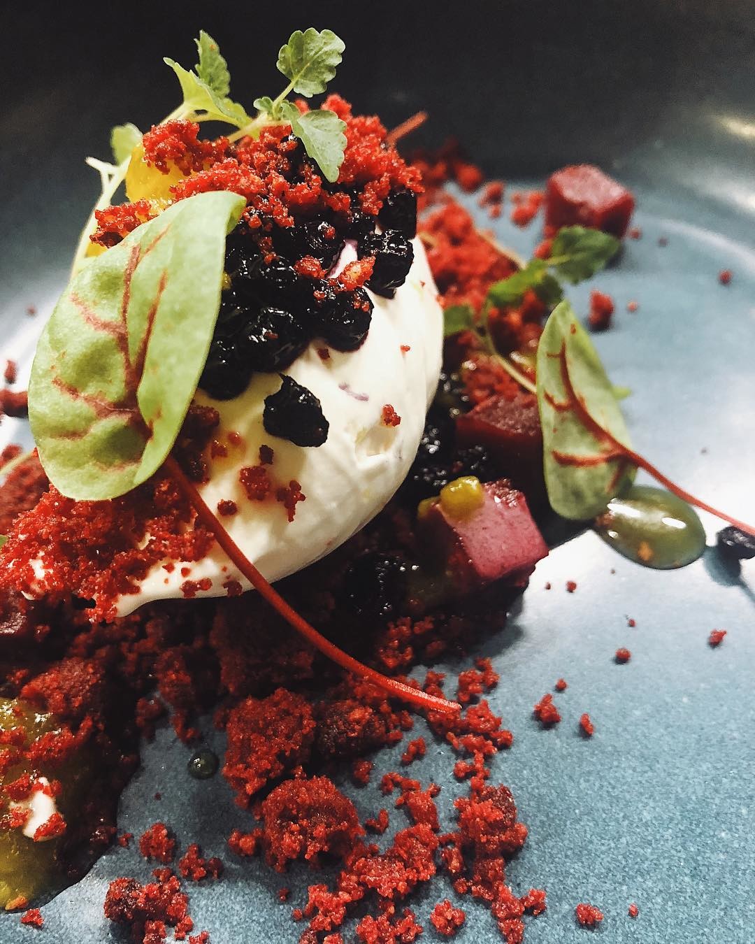 Свекла с сыром и красными ягодами