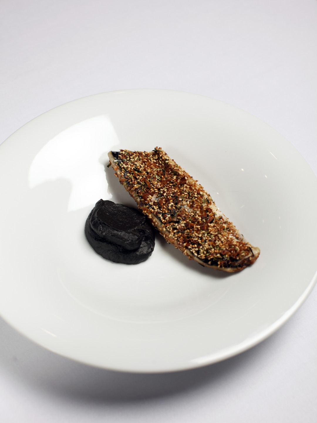 Макрель с пюре из баклажанов и сухой специей фурикаке