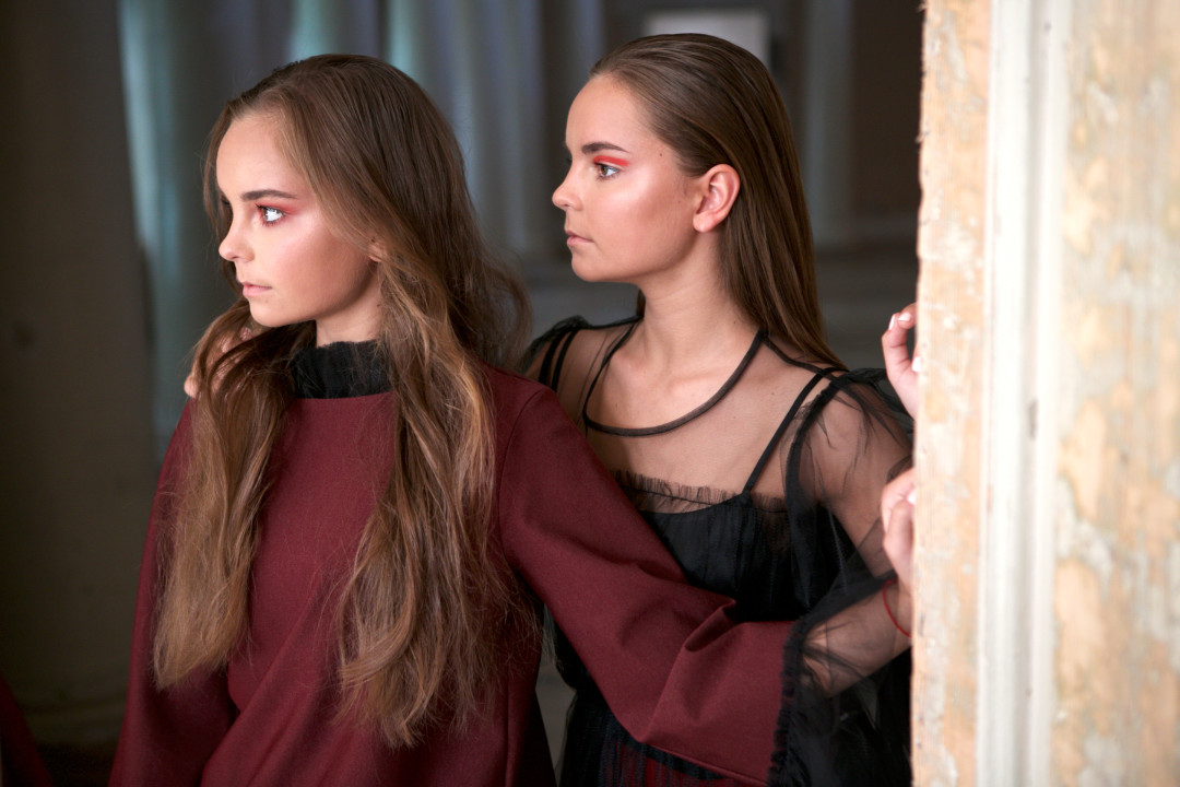 На Арине костюм SO NUMBER ONE, на Дине платье SO NUMBER ONE, брюки Escada