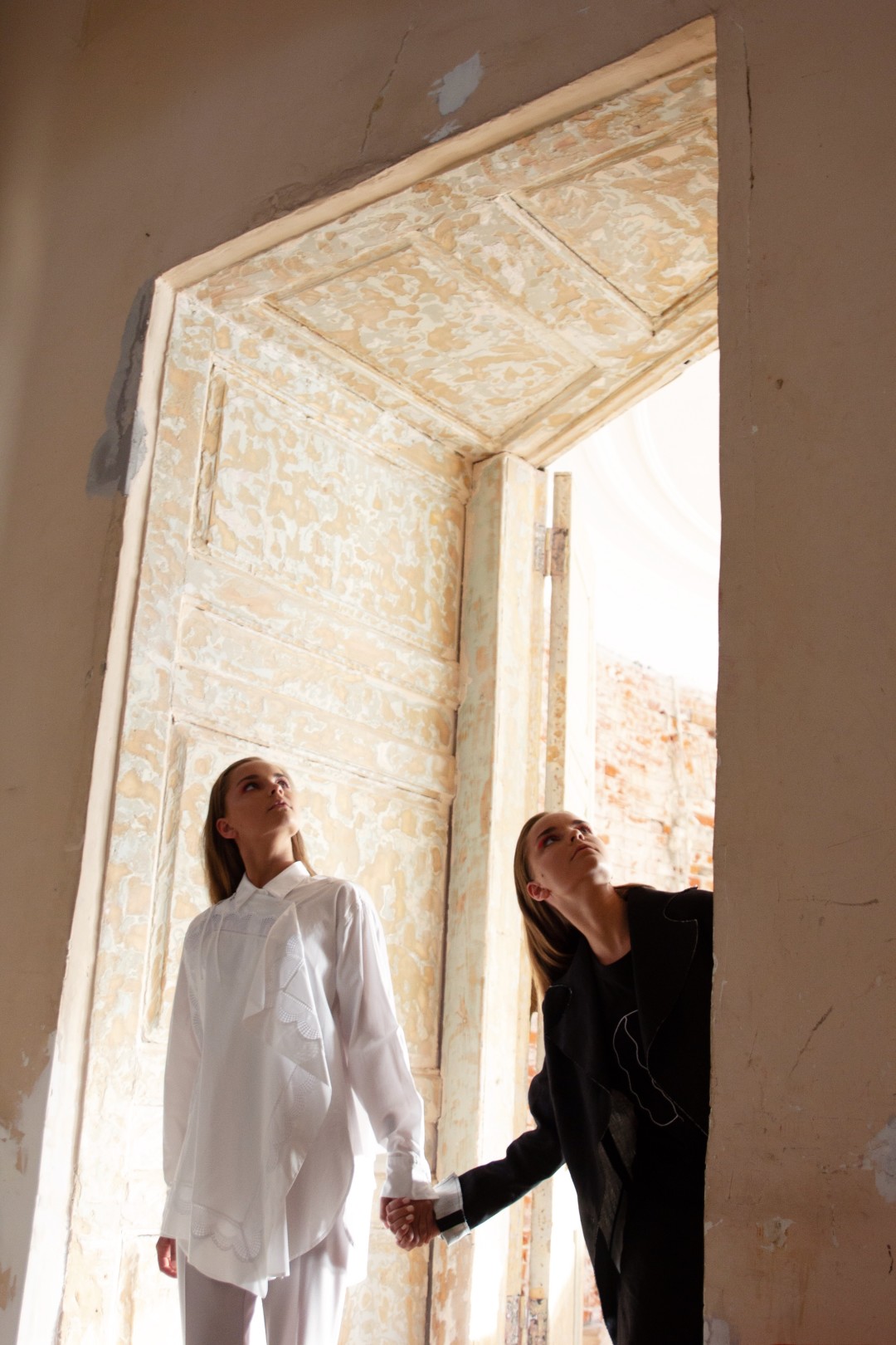 На Арине туника 3.1 PHILLIP LIM , брюки Maison Margiela, на Дине пиджак WHO I AM, футболка RomaUvarovDesign, брюки WHO I AM