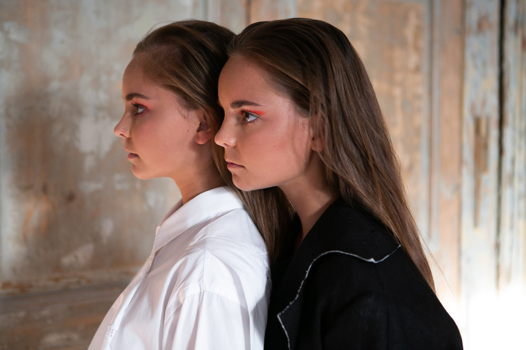 На Арине туника 3.1 PHILLIP LIM , брюки Maison Margiela, на Дине пиджак WHO I AM, футболка RomaUvarovDesign, брюки WHO I AM