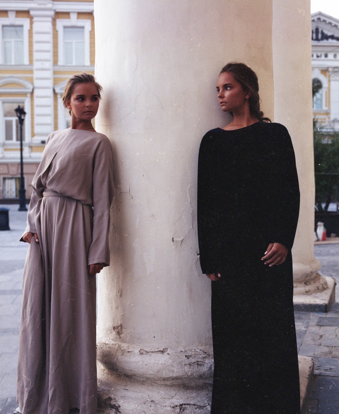 На сестрах платья VICTORIA ANDREYANOVA