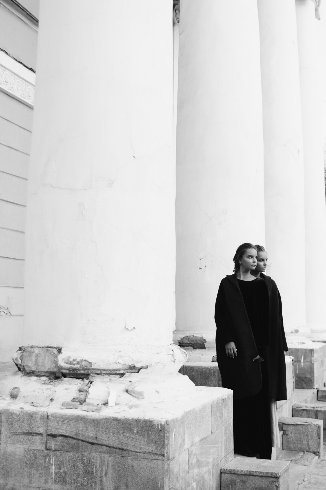 На сестрах платья и пальто VICTORIA ANDREYANOVA