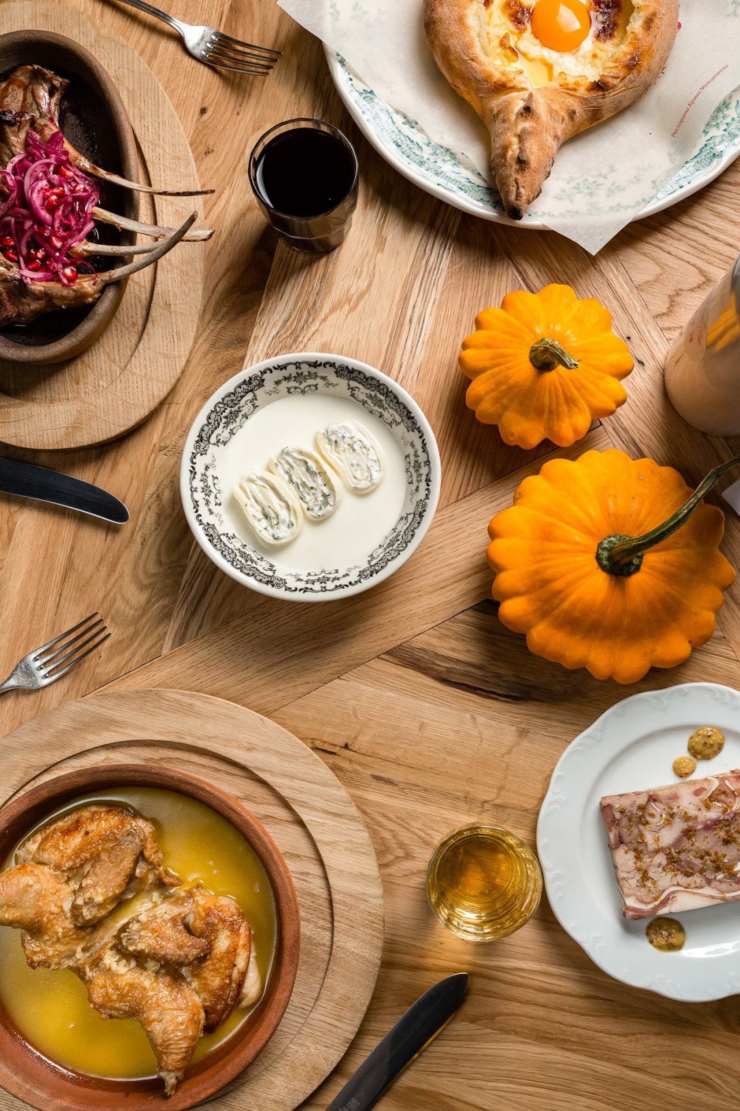 Ребра ягненка, шкмерули, аджарский хачапури, гебжалия (молодой уваренный в молоке сыр чикни-квели с мятой), келехи (холодная закуска из всех частей