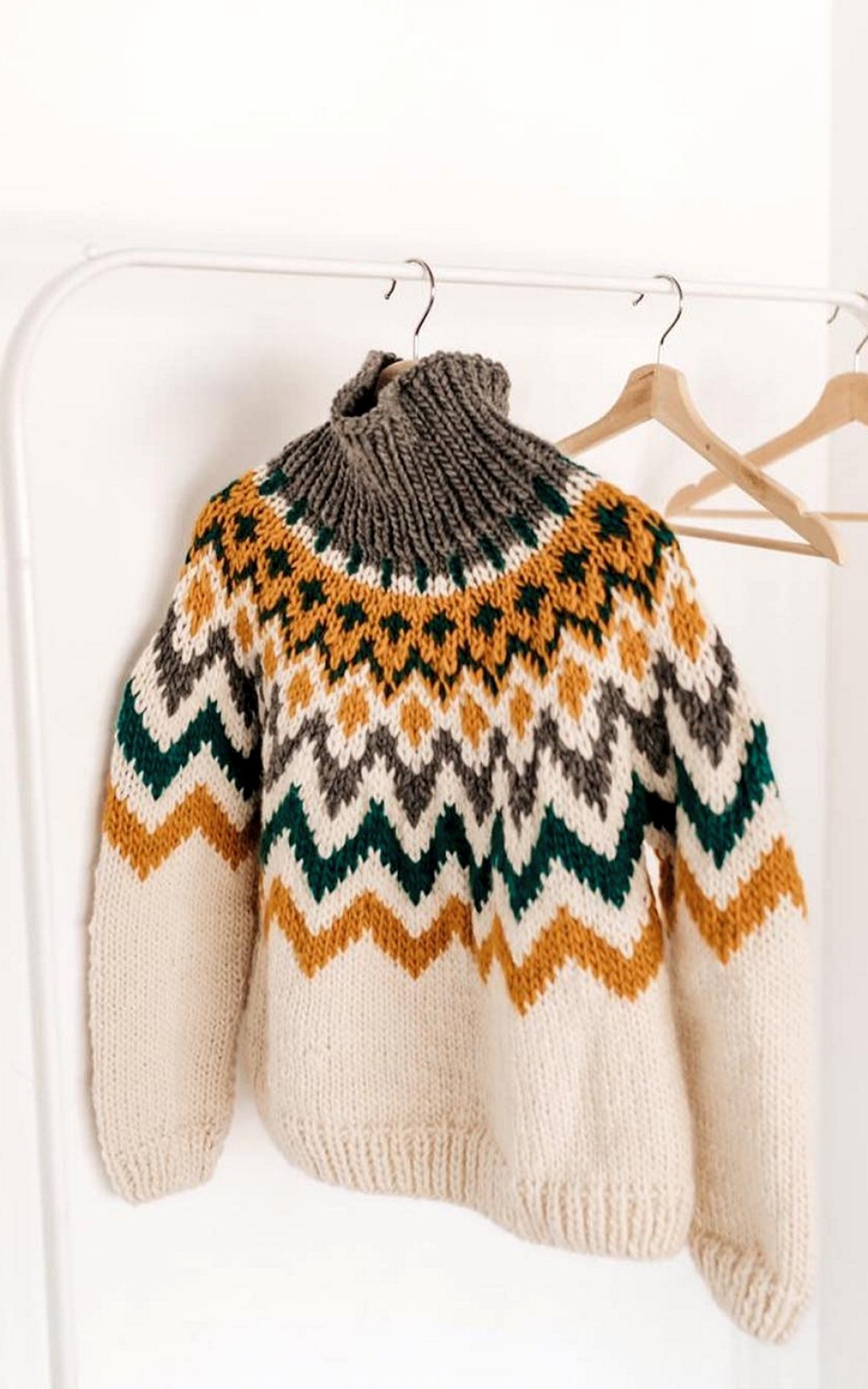 Женский вязаный свитер Granny’s, 12 900 рублей (instagram.com/russiangrannies)