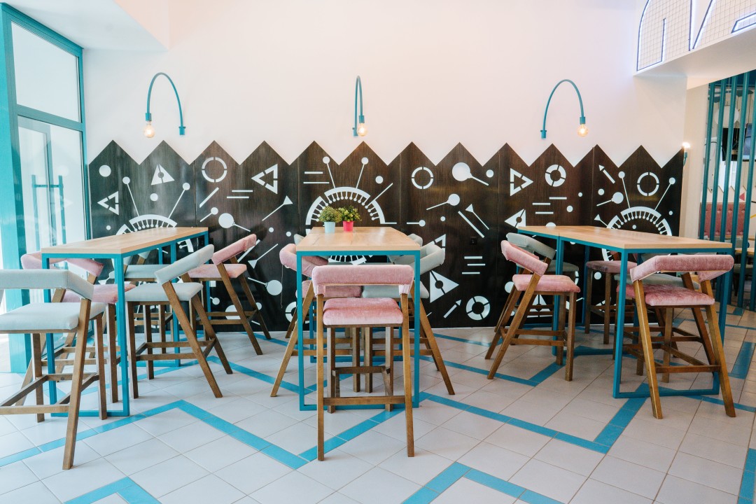 Полы было решено покрыть серым немарким керамическим гранитом и сочетать его с контрастной бирюзовой плиткой.