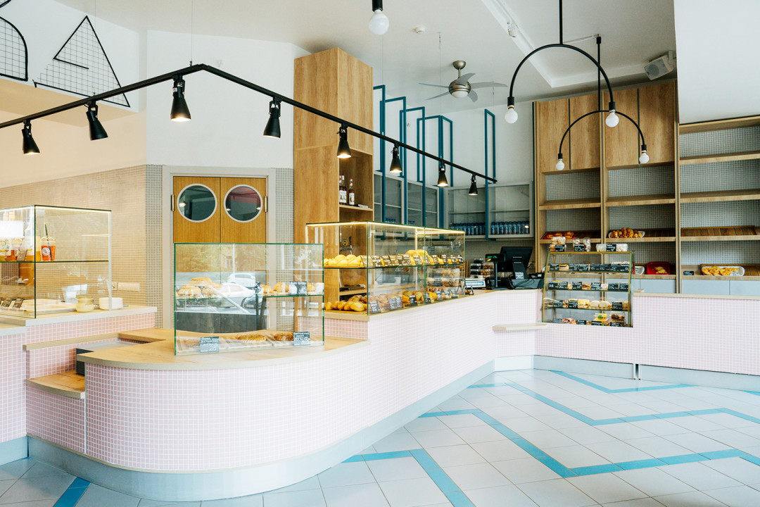 Зону раздачи и колонны выложили мозаикой, а для росписи стен пригласили уфимского художника.