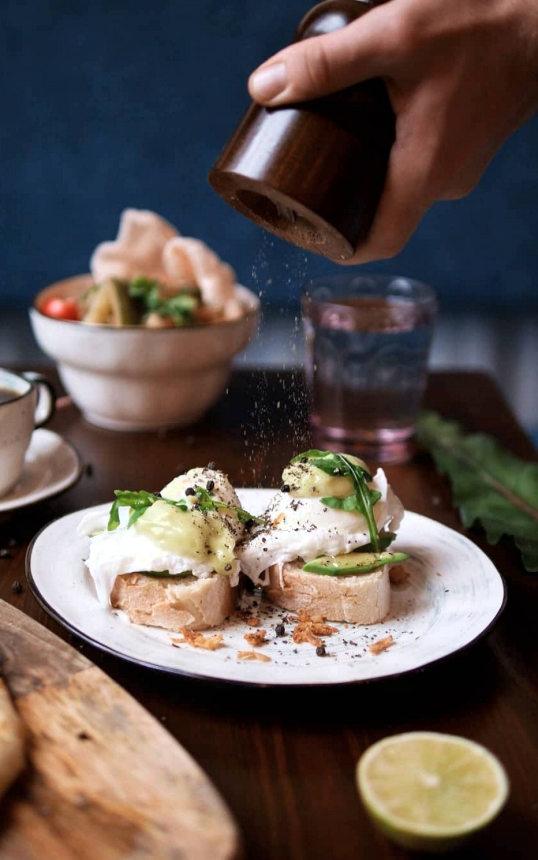 Яйца бенедикт с тунцом в Kuta Bar&Kitchen в "Севкабель Порт"