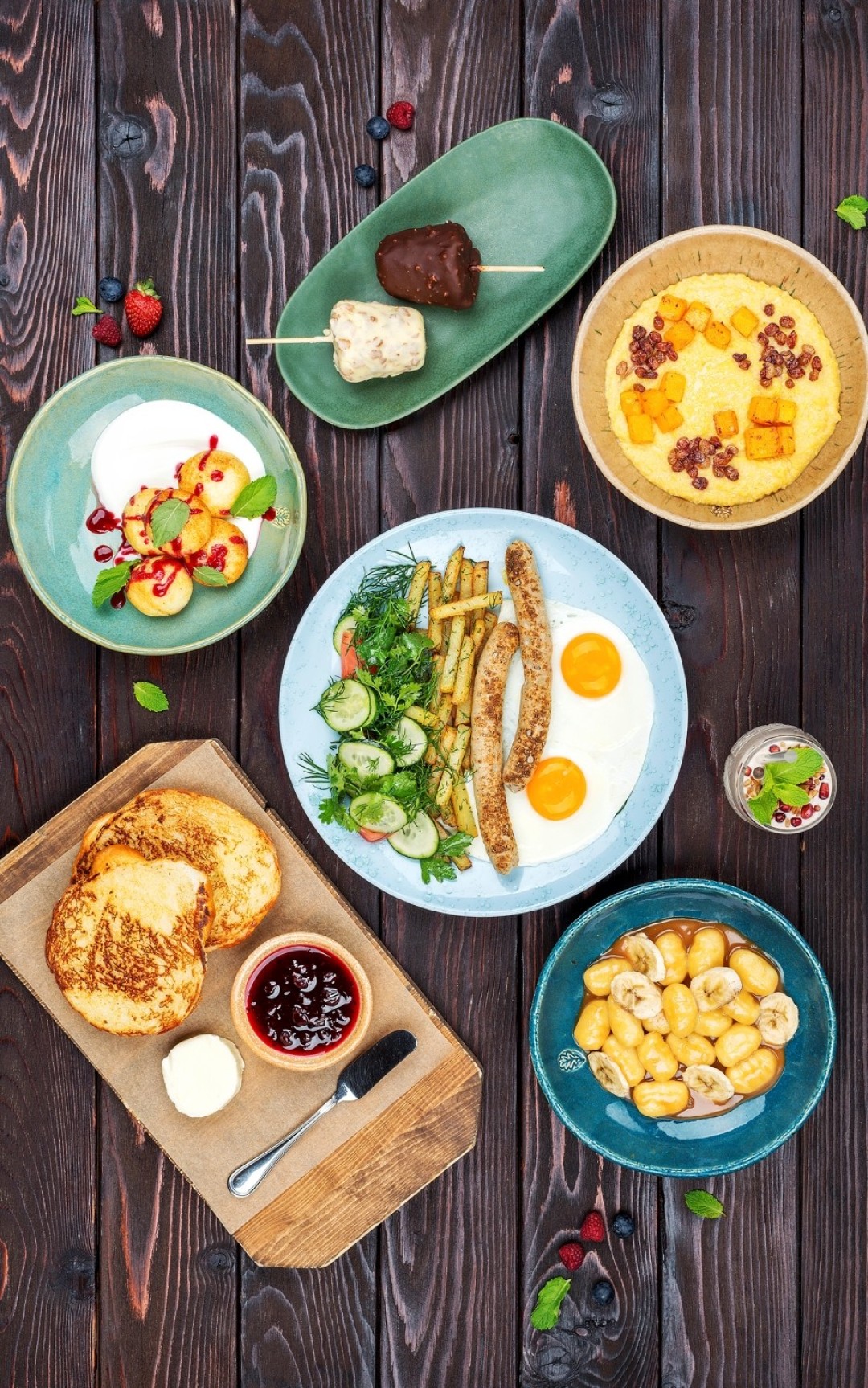 Глазунья с жареным картофелем и зеленым салатом с домашними куриными колбасками с сыром в ресторане "Банщики"