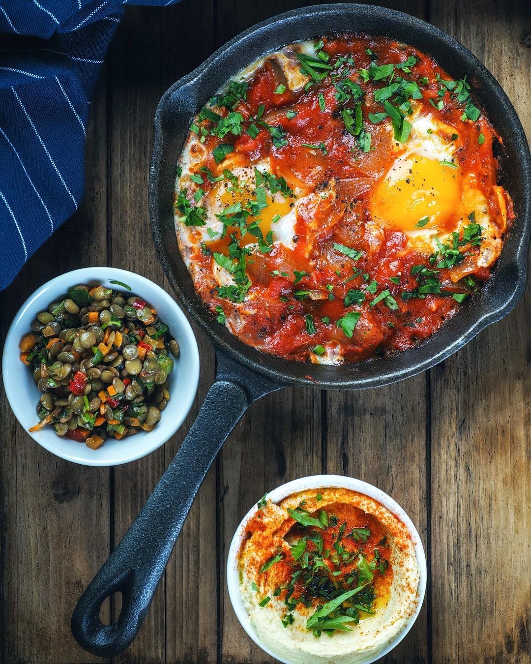 Шакшука в "Бабагануш" — подается с хумусом, салатом из чечевицы и питой