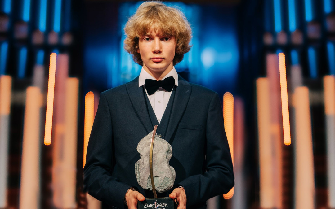 Иван Бессонов с победной статуэткой «Евровидения»
