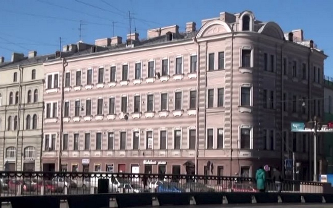 Согласовывать проект с КГИОП не пришлось: в перечне объектов культурного наследия значится только фасад здания.