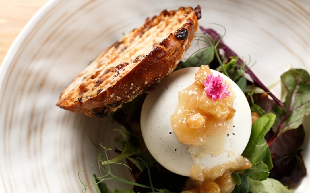 Трюфельный паштет из куриной печени с бриошью и изюмным конфитюром