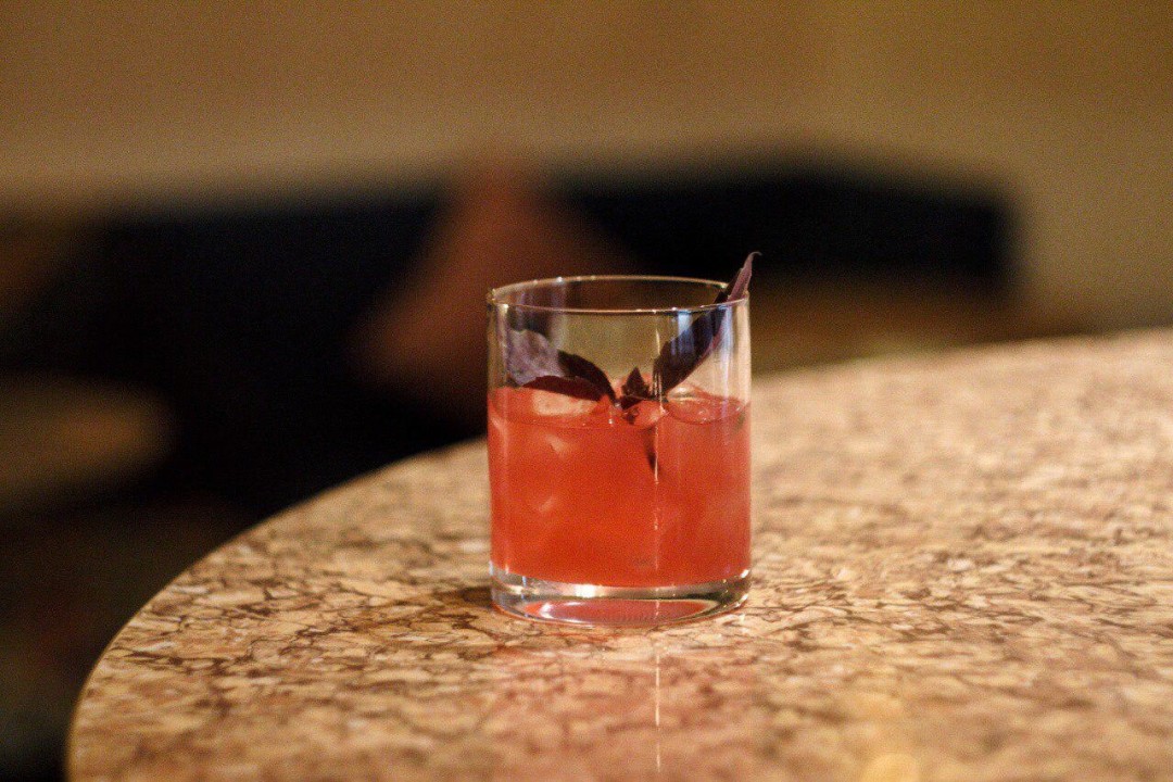 Коктейль «Довлатов» — красный базилик, сычуаньский перец, лимонный сок, сахарный сироп и водка