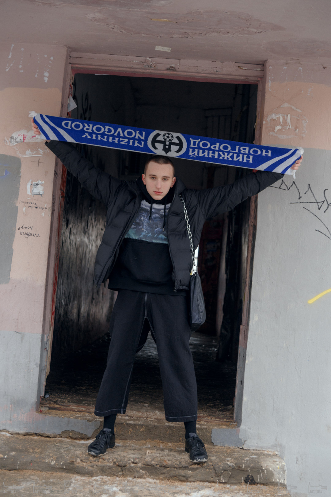 На Жене: куртка Uniqlo, худи, шарф, штаны, сумка - Zhenya Gusev, обувь Adidas Stan Smith, носки Uniqlo