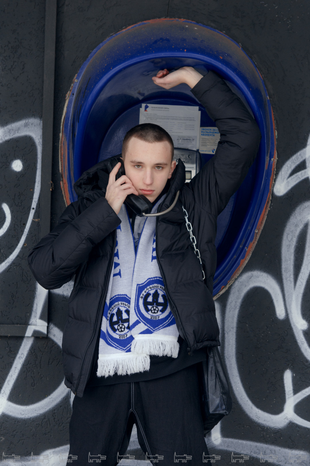 На Жене: куртка Uniqlo, худи, шарф, штаны, сумка - Zhenya Gusev, обувь Adidas Stan Smith, носки Uniqlo