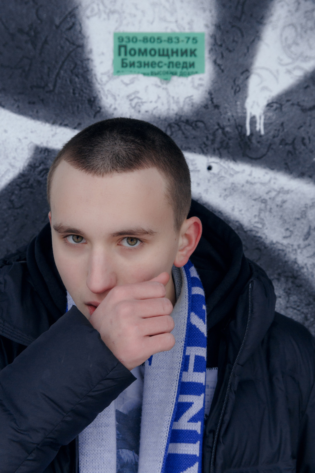 На Жене: куртка Uniqlo, худи, шарф, штаны, сумка - Zhenya Gusev, обувь Adidas Stan Smith, носки Uniqlo