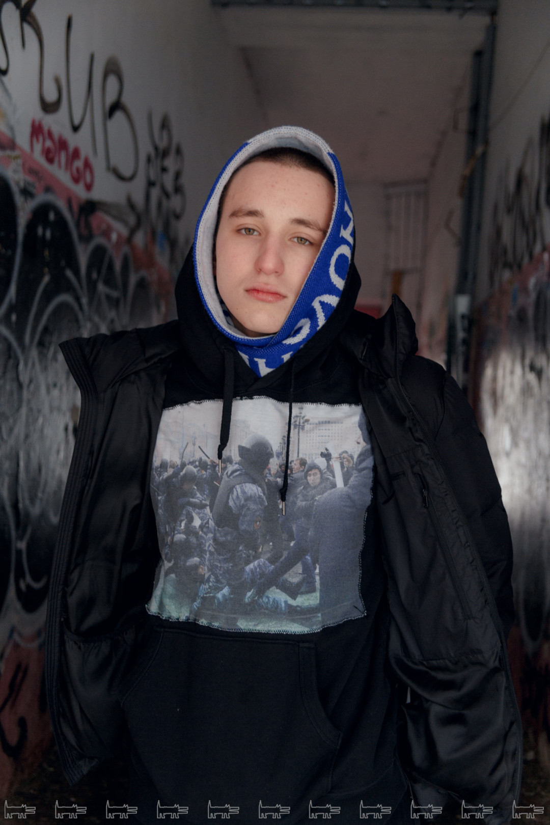 На Жене: куртка Uniqlo, худи, шарф, штаны, сумка - Zhenya Gusev, обувь Adidas Stan Smith, носки Uniqlo