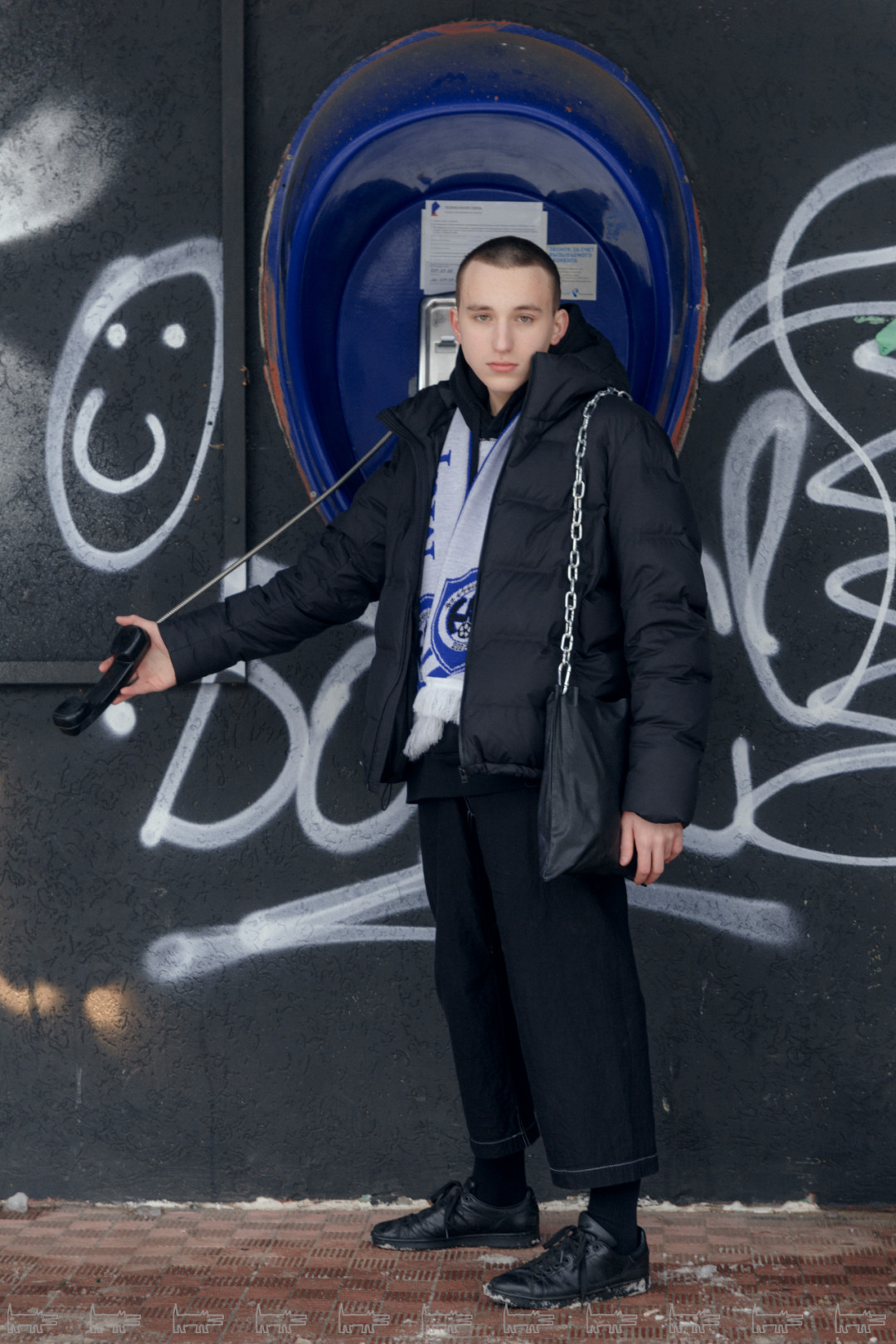 На Жене: куртка Uniqlo, худи, шарф, штаны, сумка - Zhenya Gusev, обувь Adidas Stan Smith, носки Uniqlo