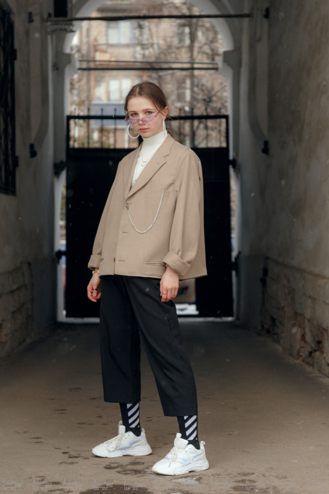 На Кате: кастомизированный пиджак, бадлон Befree, брюки Zara, носки Off-White, очки из интернет-магазина, кроссовки House