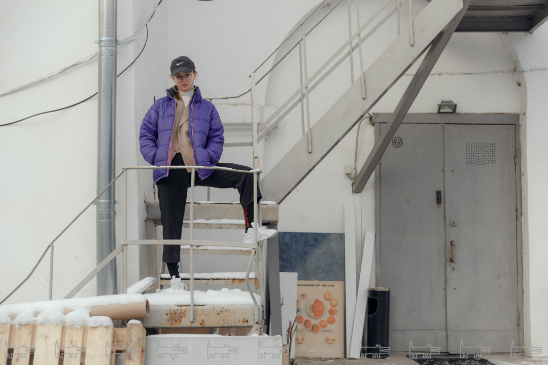 На Кате: пуховик H&M, кастомизированный пиджак, бадлон Befree, брюки Zara, носки Off-White, очки из интернет-магазина, кроссовки House, кепка Nike