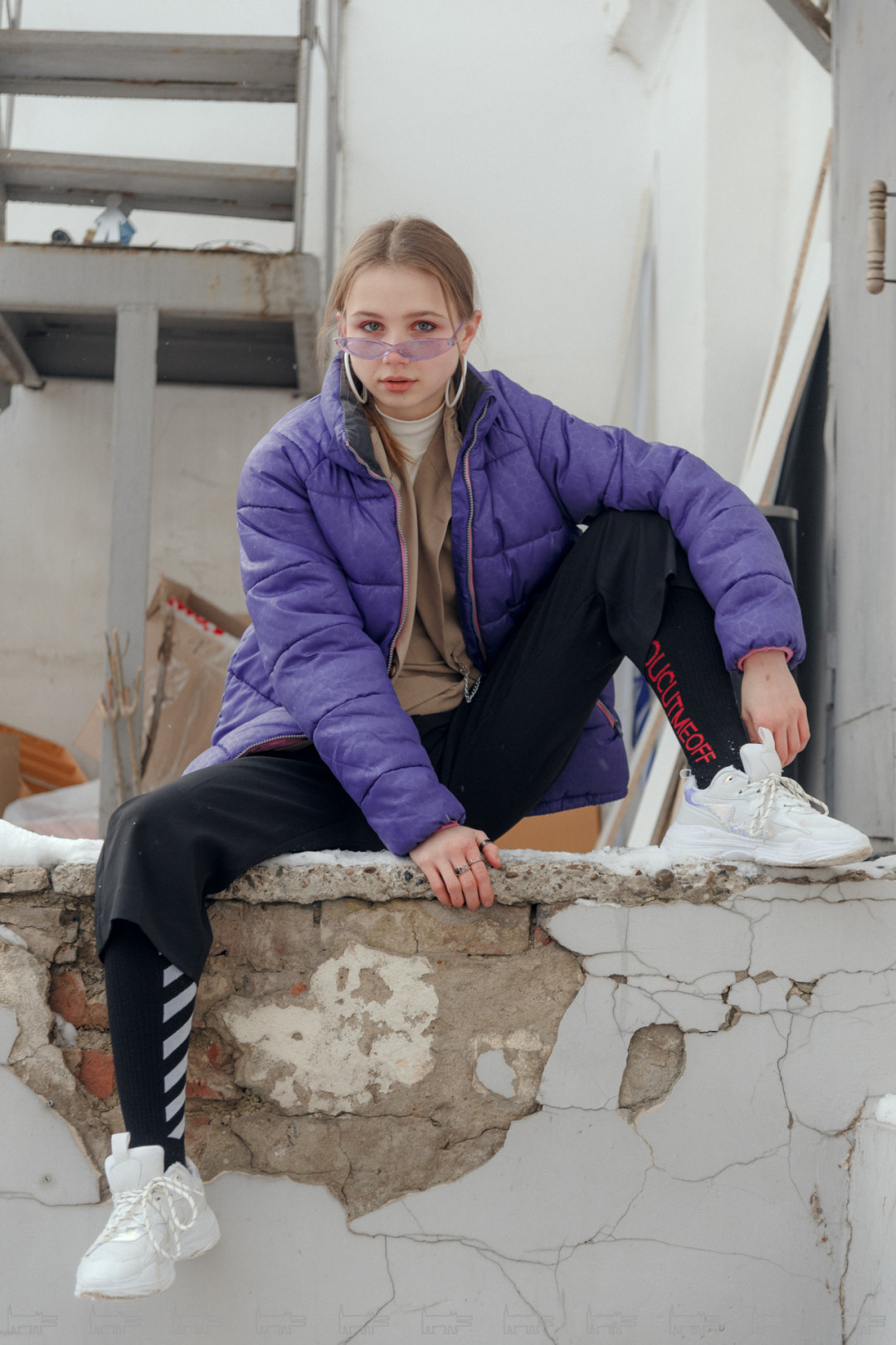 На Кате: пуховик H&M, кастомизированный пиджак, бадлон Befree, брюки Zara, носки Off-White, очки из интернет-магазина, кроссовки House