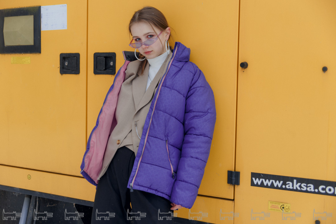 На Кате: пуховик H&M, кастомизированный пиджак, бадлон Befree, брюки Zara, носки Off-White, очки из интернет-магазина, кроссовки House