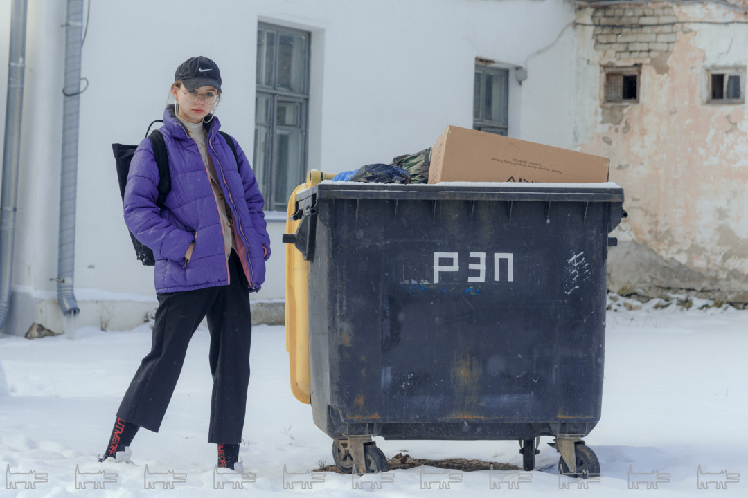 На Кате: пуховик H&M, кастомизированный пиджак, бадлон Befree, брюки Zara, носки Off-White, очки из интернет-магазина, кроссовки House, портфель