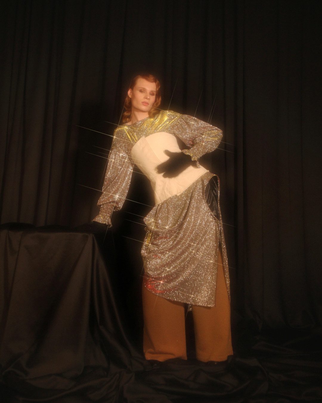 На Сергее: платье Lena Maksimova, брюки UNIFARIOS, корсет M_U_R, перчатки M_U_R