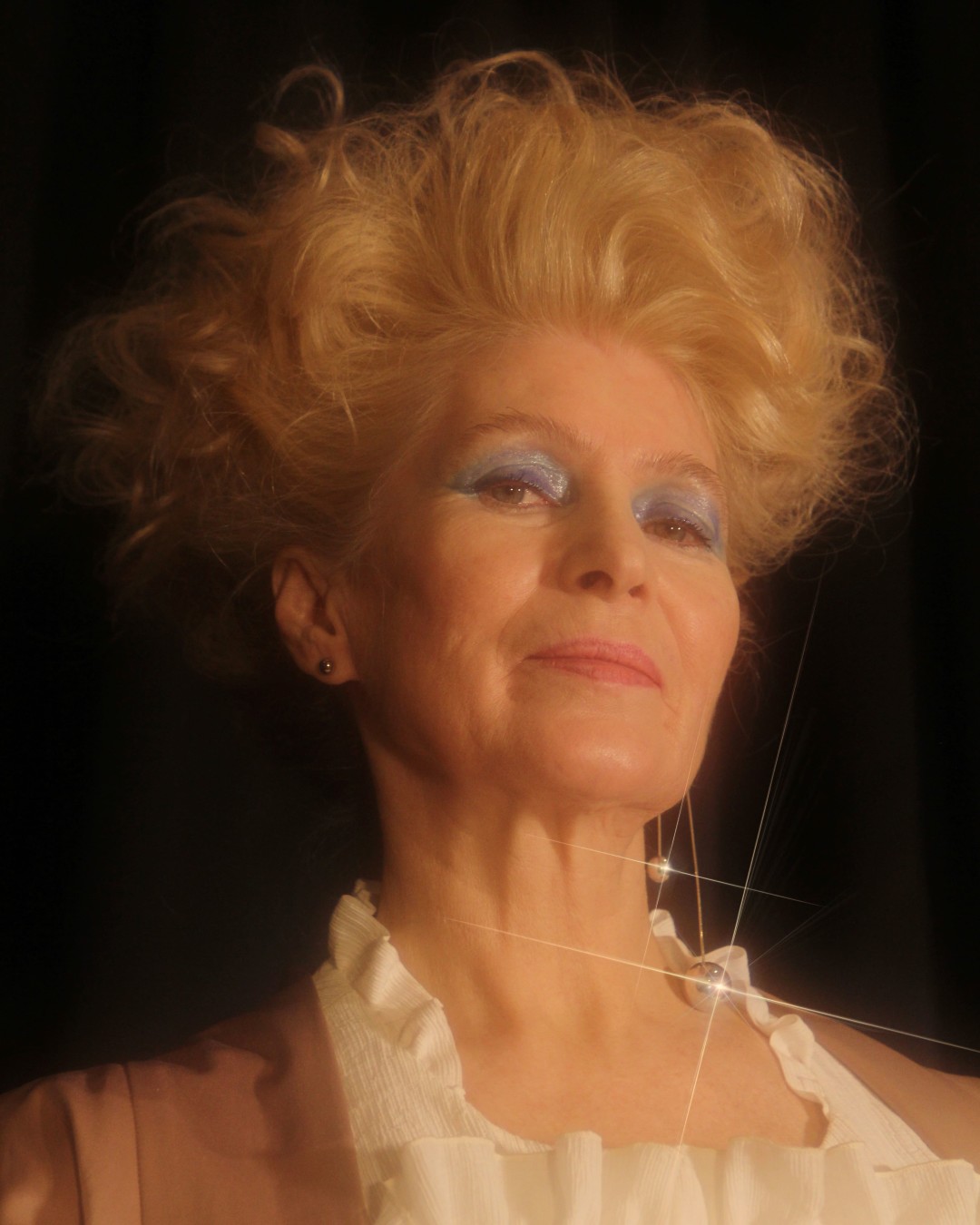 На Ольге: розовое платье-халат NOT FOR SALE, блуза Lena Maksimova, юбка BATS, прозрачные штаны M_U_R, моносерьга PROSTO, кольца moonswoon