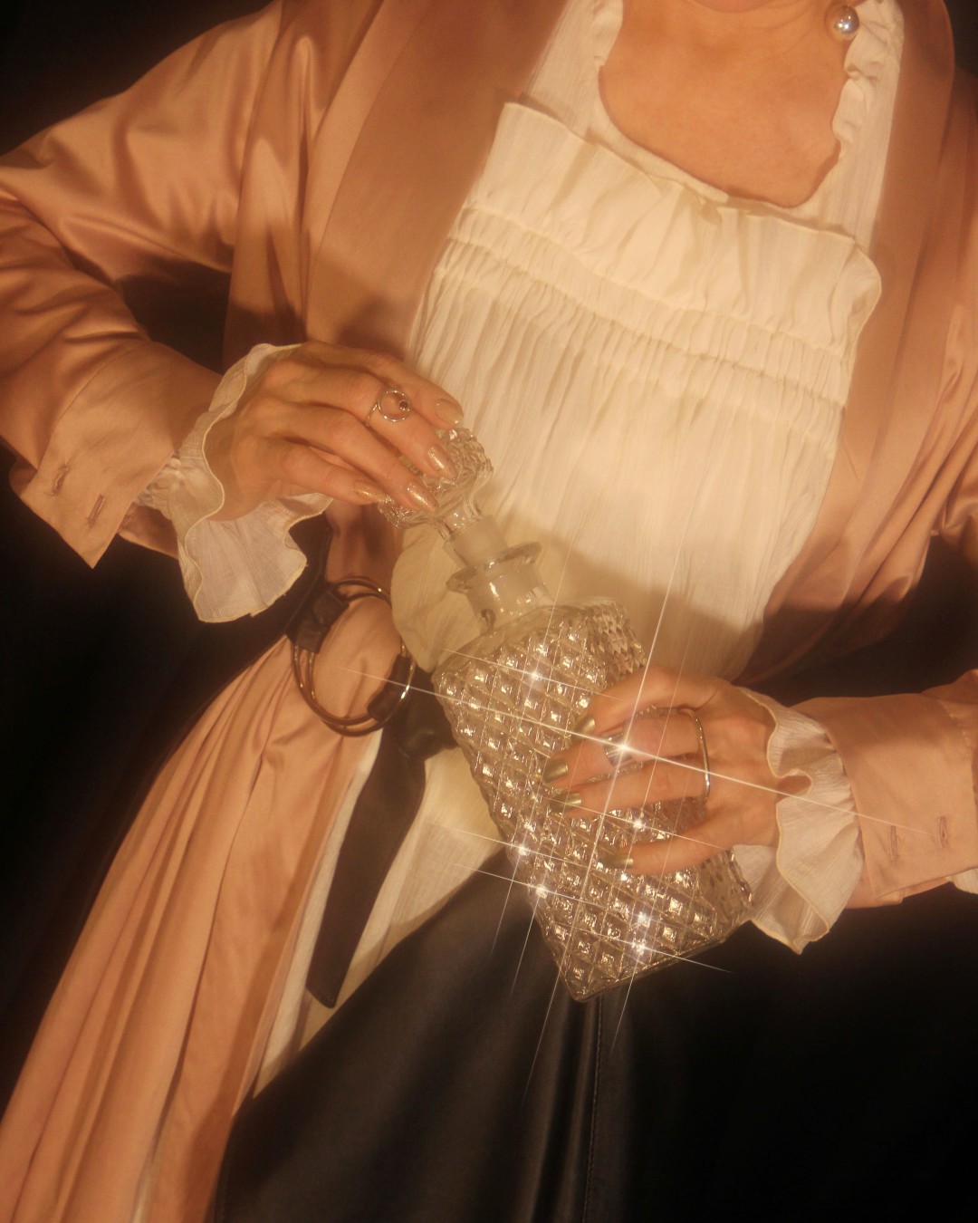 На Ольге: розовое платье-халат NOT FOR SALE, блуза Lena Maksimova, юбка BATS, прозрачные штаны M_U_R, моносерьга PROSTO, кольца moonswoon