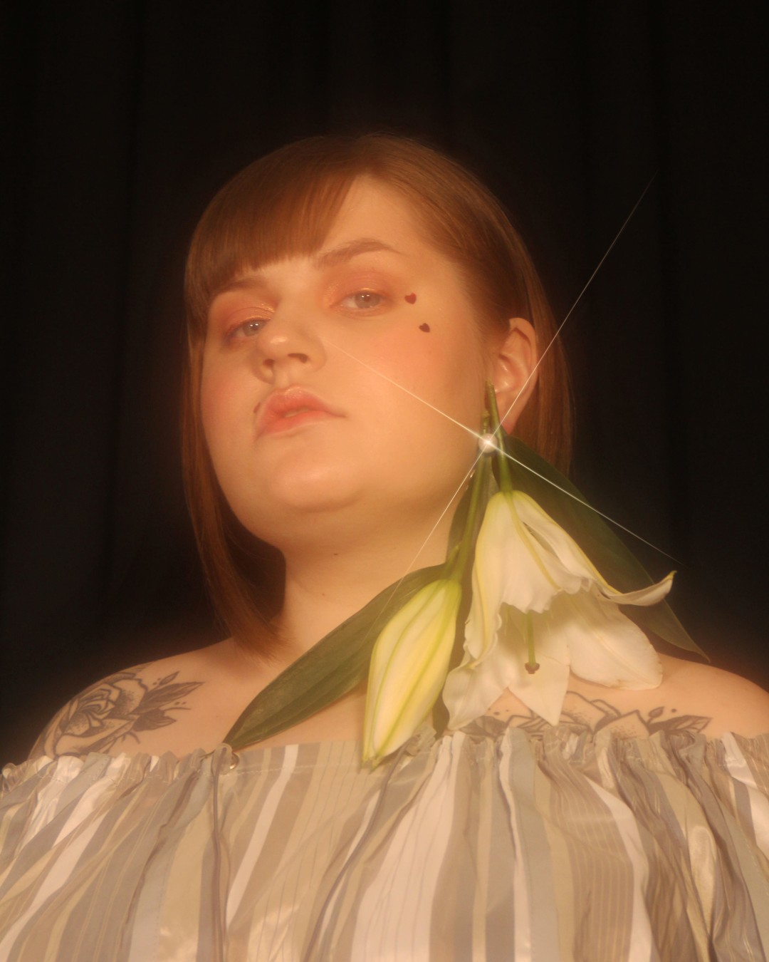 На Софии: платье Lena Maksimova, серьги с сицилийскими жемчужинами SUMEI