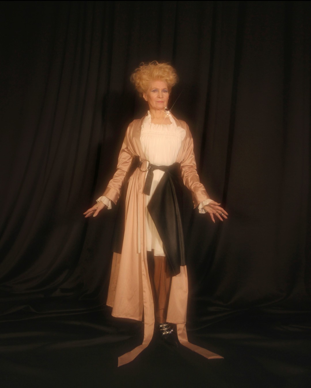 На Ольге: розовое платье-халат NOT FOR SALE, блуза Lena Maksimova, юбка BATS, прозрачные штаны M_U_R, моносерьга PROSTO, кольца moonswoon