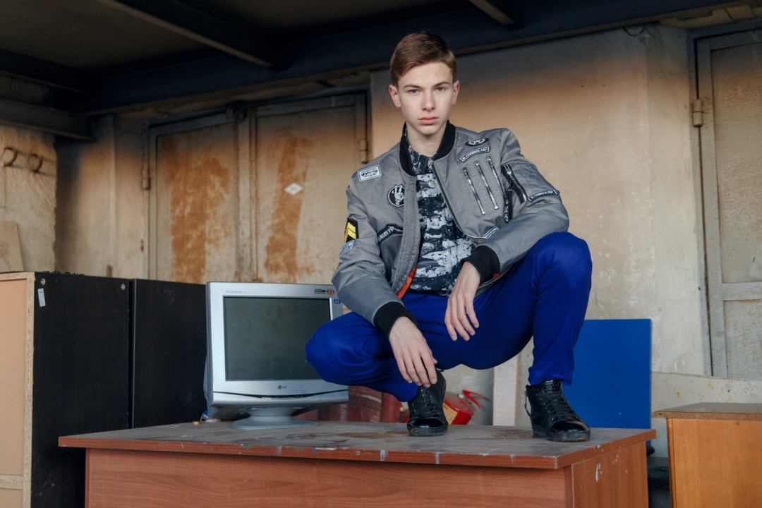 На Данииле: рубашка J.LINDEBERG, куртка Alexander Pap, брюки DANIIL BOGACH, обувь Kiss Moon