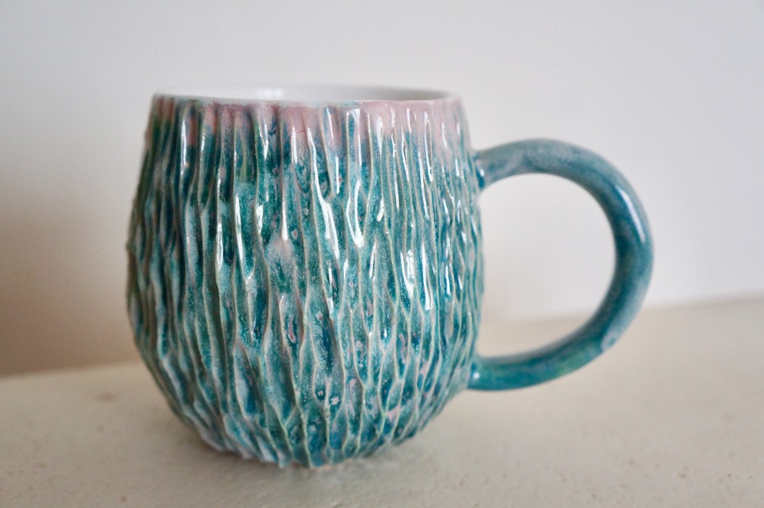 Кружка, серия «Кувшинки», выполнена в цветах розовых облаков, тающих в лазурно-бирюзовом небе снаружи и белоснежная внутри. От 2 500 руб.