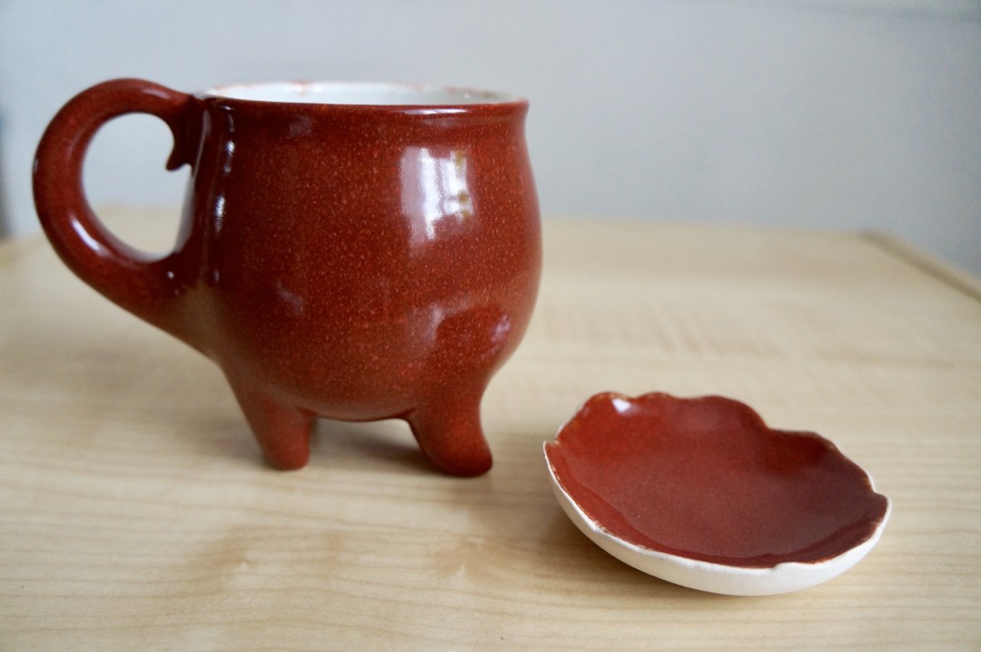 Кружка, серия «Кружкозавры». Как нет двух одинаковых людей, так не бывает и двух одинаковых кружкозавров. Объединяет «семейство» традиционная для