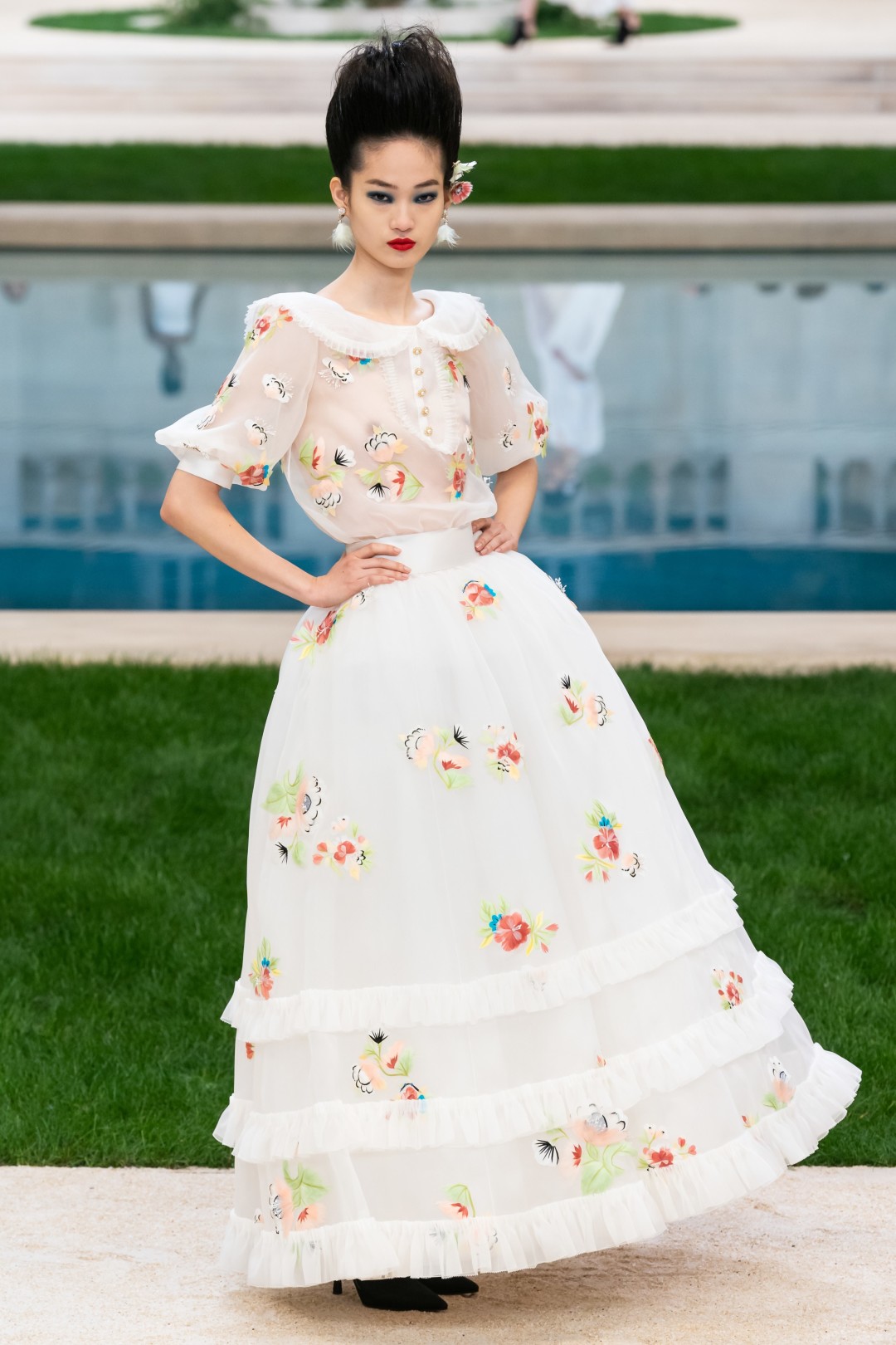 Новая коллекция Chanel Couture: бассейн в Гран-Пале, выпускные платья и  отсутствие Карла Лагерфельда | Sobaka.ru