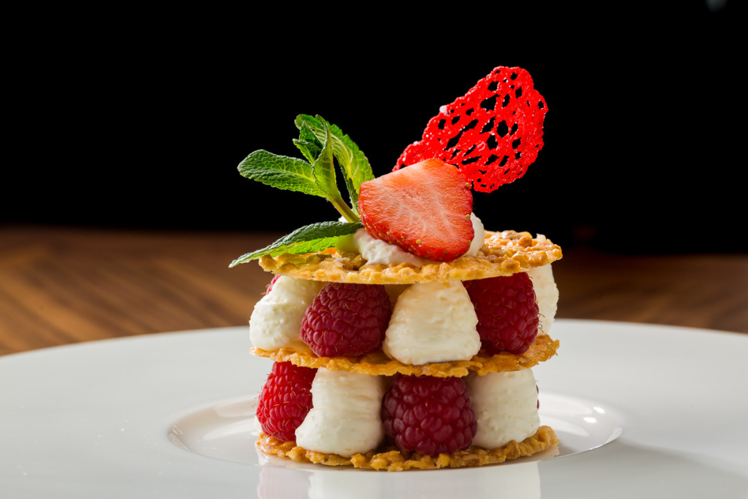 Миндальный милфей со свежей малиной