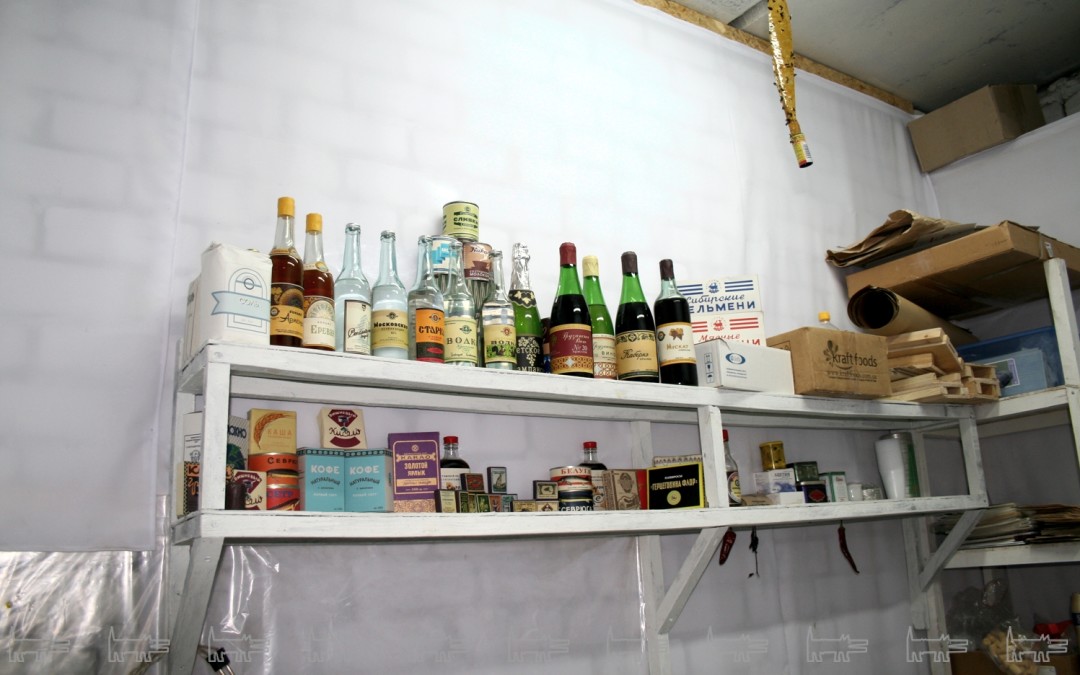 В реквизиторском цехе продукты помещаются в бутылки, банки и коробки того времени. Все это можно купить в буфете Института
