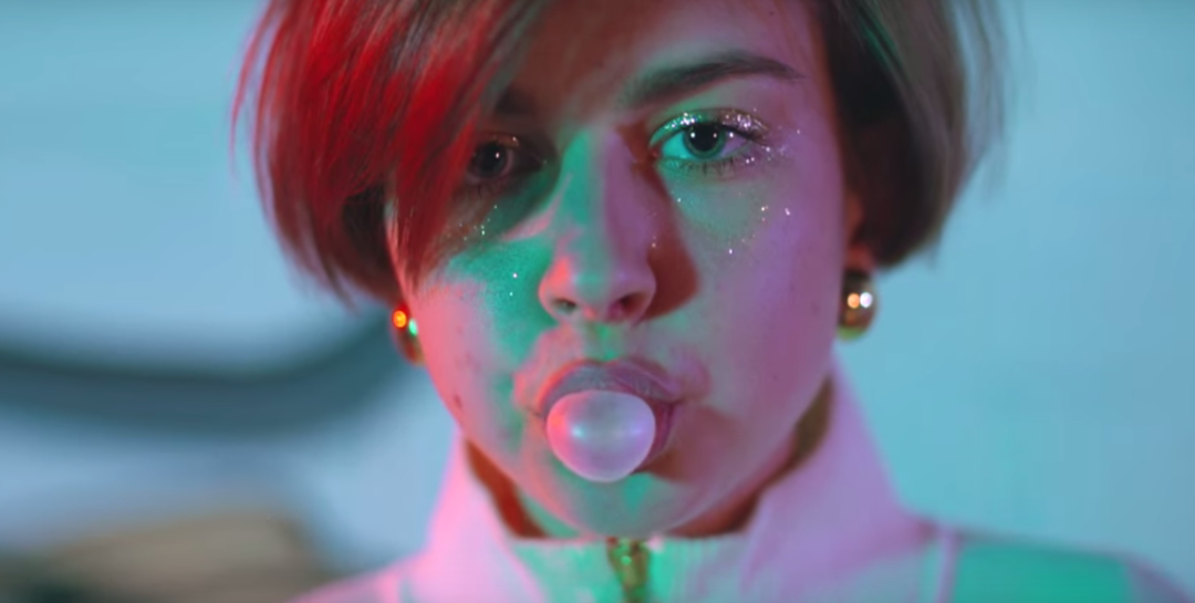 Кадр из клипа Cream Soda «Хэдшот» (2018)