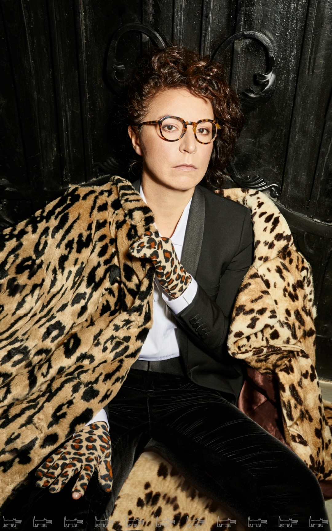 На Вере: шуба Balenciaga, смокинг и брюки Saint Laurent Paris, сорочка Dsquared2 (все — ДЛТ)