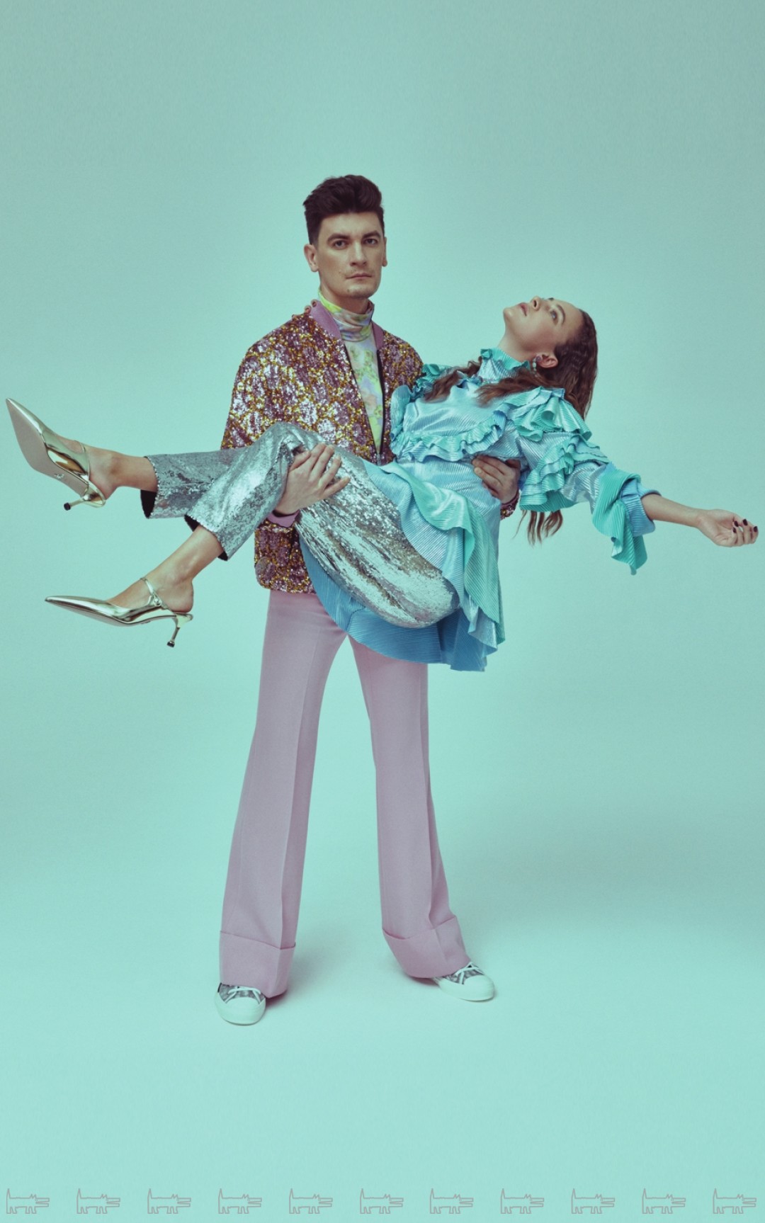 пайетки На Александре: бомбер Gucci, брюки Stella McCartney (все — ДЛТ), водолазка Prada (Prada), кеды Dior Homme (Dior). На Аглае: колье и серьги