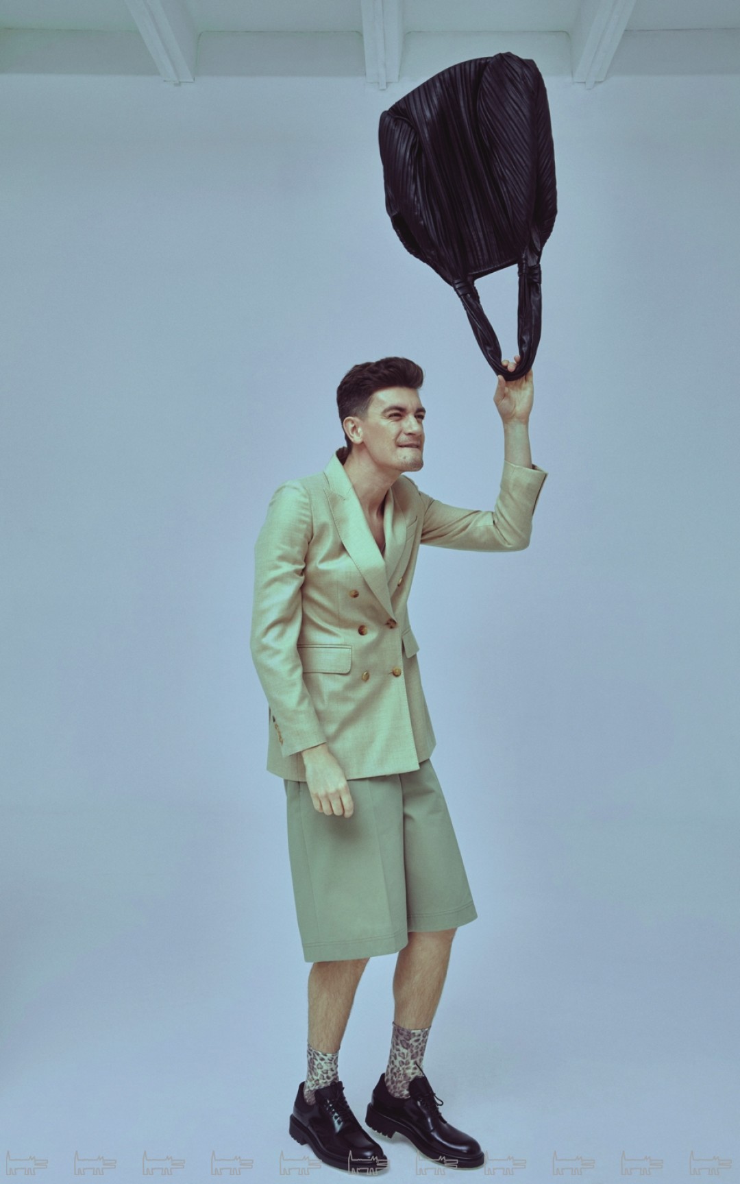 пиджак и шорты Пиджак и сумка Max Mara (Max Mara), шорты Dior Homme (Dior), ботинки Dior (ДЛТ), носки Tezenis (Tezenis)